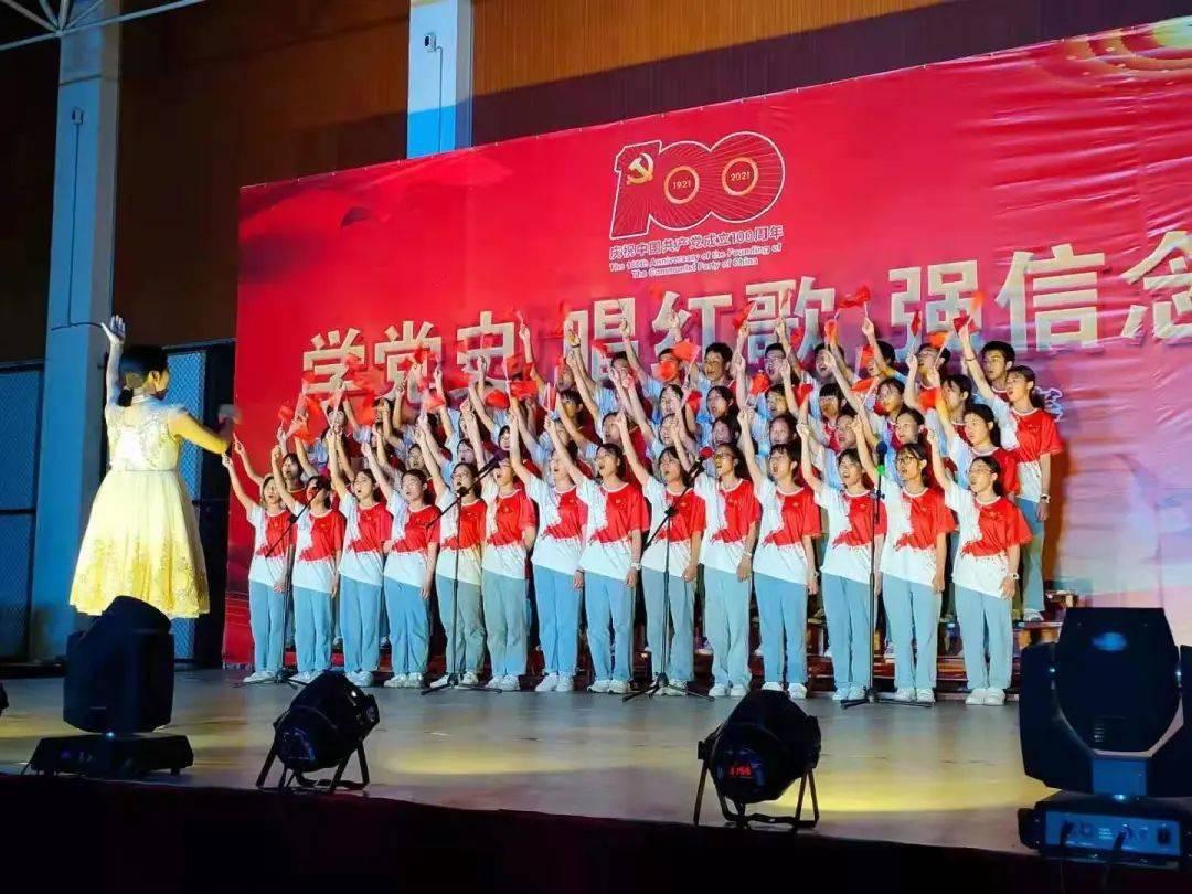 逃离残破的船只
