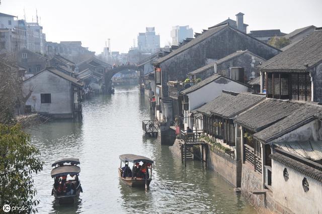 曼妠盘中异动 股价大跌6.69%